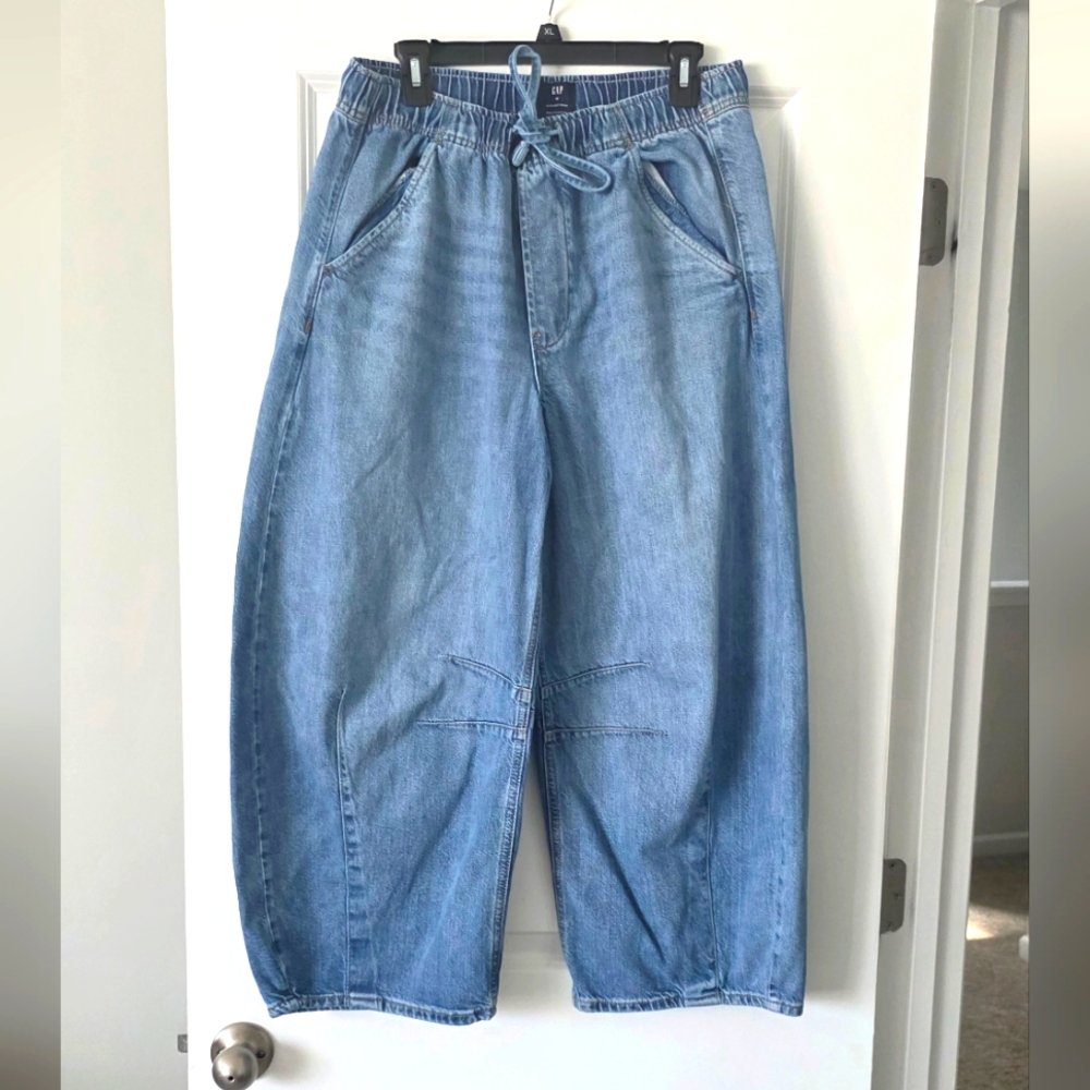 Gap women's soft Barrel Jeans, size M